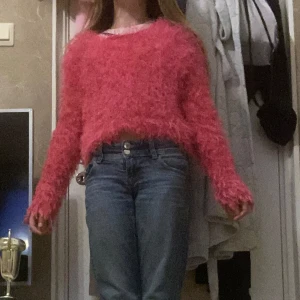 Rosa fluffig croppad tröja - Säljer en supermjuk och fluffig rosa tröja med croppad passform. Tröjan har långa ärmar och är perfekt för dig som vill sticka ut med en mysig och trendig look. Passar perfekt till jeans eller kjol.