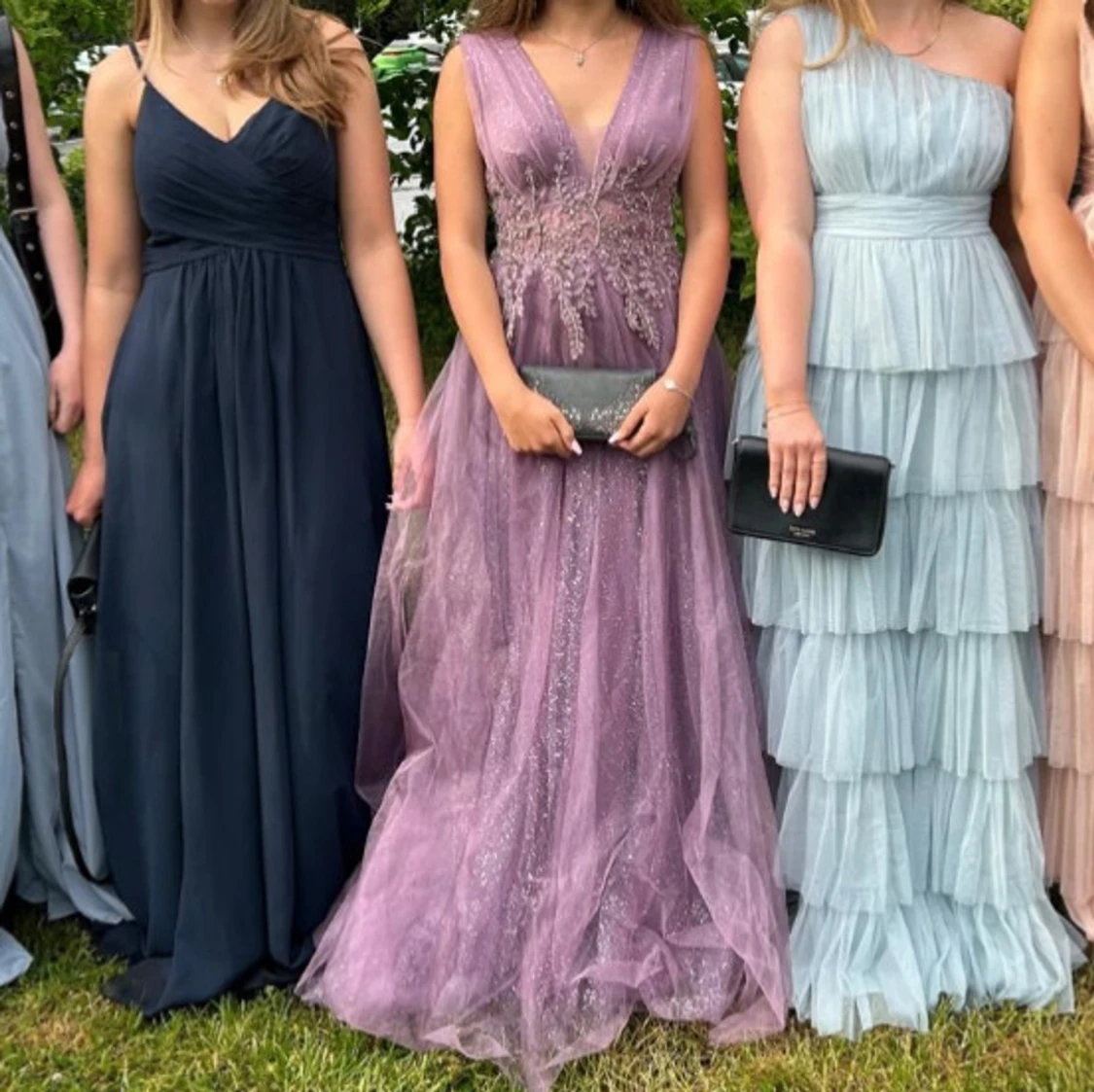 Ljuslila långklänning med silverglitter och broderier - 3