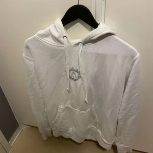 Alfred.H hoddie  - Säljer en Alfred.H hoddie.  Original pris över 1000kr,finns ej mer och köpa.                                              Priset kan diskuteras 💕