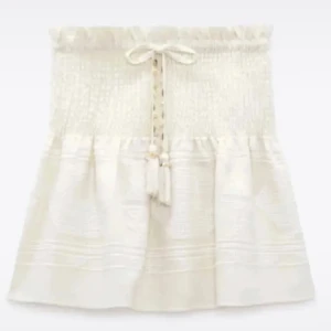 Kjol från Zara - Superfin kjol från Zara som säljs då den inte kommer till användning tyvärr!