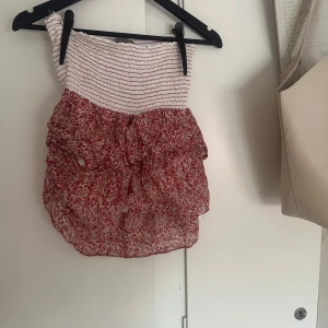  Zara kjol🤍 - Supersöt kortklänning från Zara med smockad överdel i vitt och röda ränder samt röd kjol med vitt och röda blommor! Fint skick! Skriv vid intresse eller funderingar!🙏