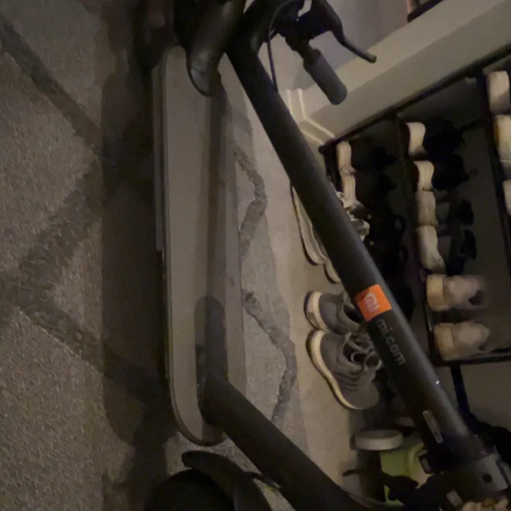 Säljer en svart elscooter från Xiaomi Mi med digital display som visar hastighet och batterinivå. Scootern har en robust ram, handtag med bra grepp och medföljer laddare. Perfekt för smidig transport i stan. Elscootern går 20km/h.. Muu.