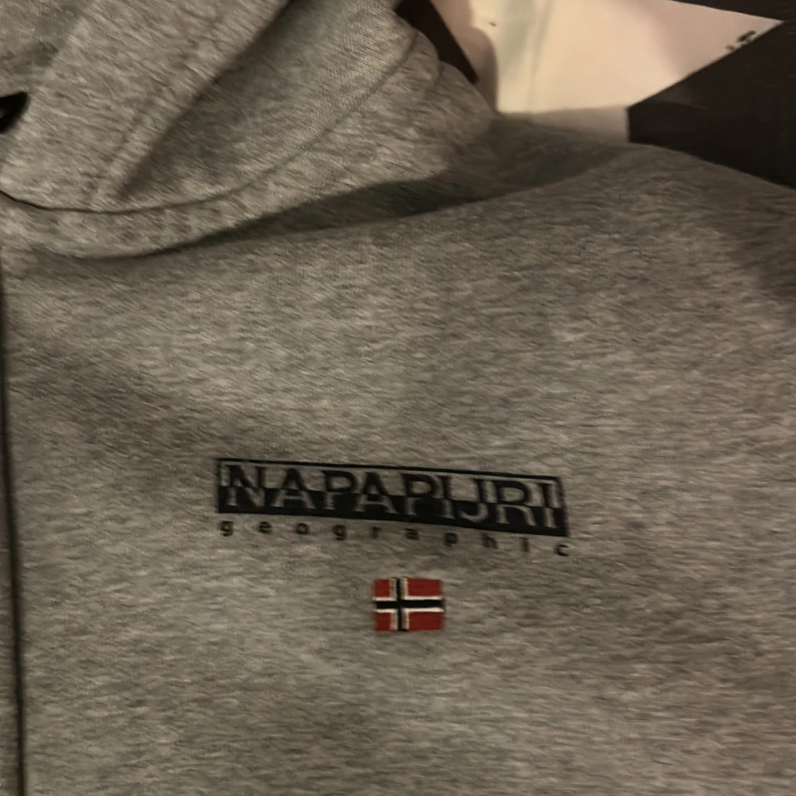 Grå hoodie med dragkedja från Napapijri - 1