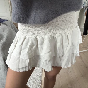 Minikjol - Fin vit minikjol som är perfekt för sommaren💘 lappen är avklippt men skulle säga att den passar xs-s. Tryck gärna på köp nu 