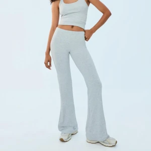 Byxor  - Mjukisbyxor från Bershka i storlek L, 150kr 🐦