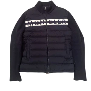Moncler cardigan  - Moncler cardigan, storlek Xl passar L med! Pris 3890 finns att köpa på fashionels.com 