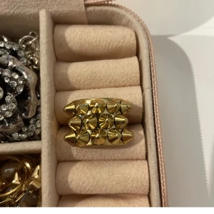 Edblad ring med nitar 💛 - Sååå fin!!💛 storlek M (17.5) 