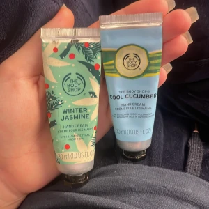Handkräm från The Body Shop Winter Jasmine & Cool Cucumber - Två handkrämer från The Body Shop i dofterna Winter Jasmine och Cool Cucumber. Winter Jasmine har en vinterinspirerad design med gröna och röda detaljer, medan Cool Cucumber har en ljusblå tub med gröna och gula detaljer. Båda tuberna innehåller 30 ml.