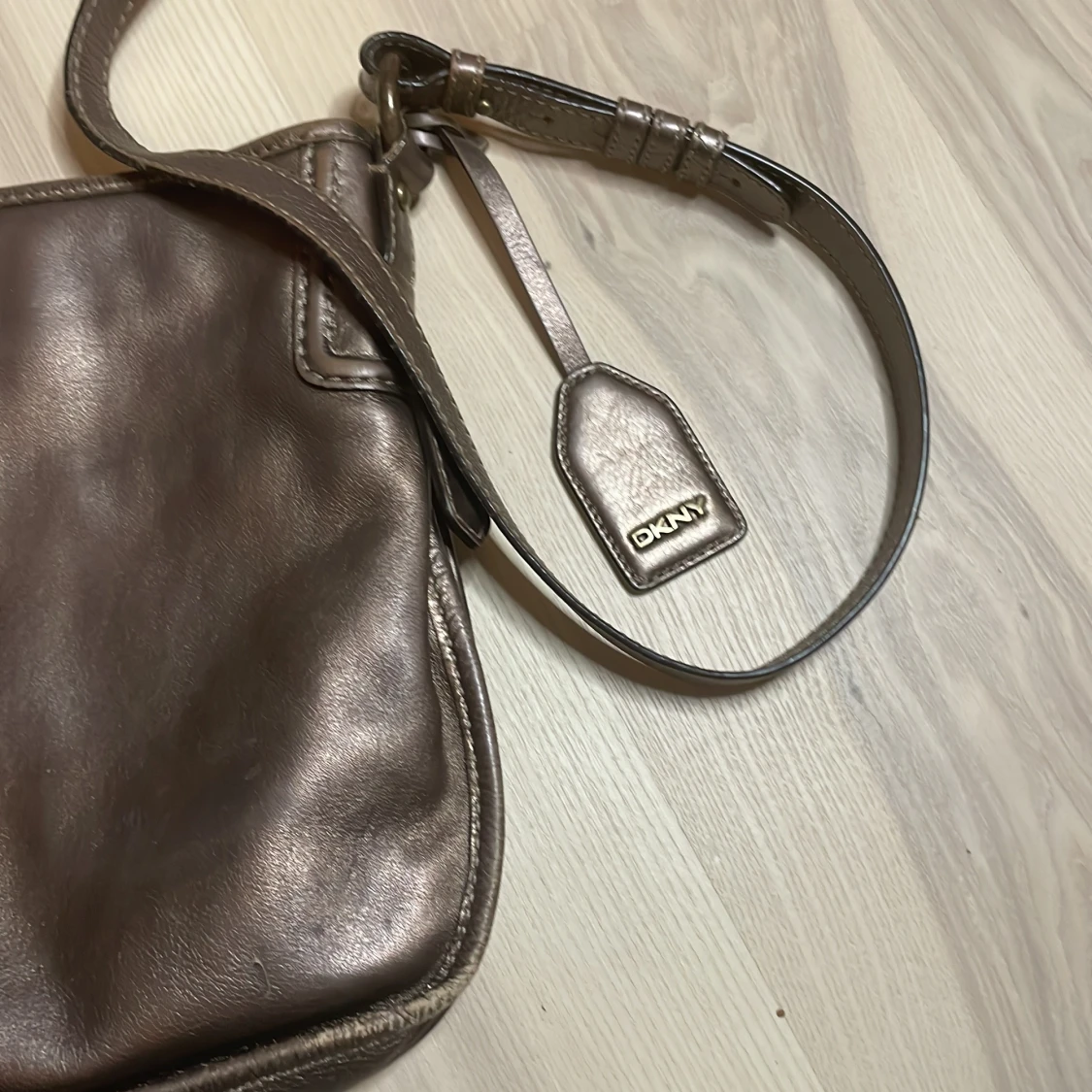 Bronsfärgad axelväska från DKNY - 2