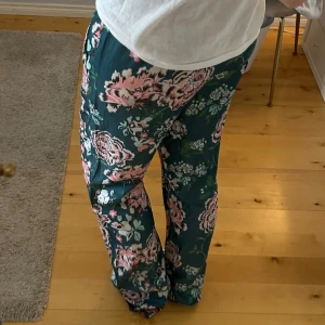 Blom byxor - Säljer dessa super fina byxor med blommönster! Super söta nu till sommaren och väldigt bekväma att ha på sig. Skriv gärna om du har några frågor!