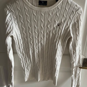 Vit tröja från Gant - Säljer en snygg tröja från Gant. Den är i s men ja som vanligtvis har xs så passar den jättebra! Säljs pga inte används längre. Hör av dig om frågor🥰💓