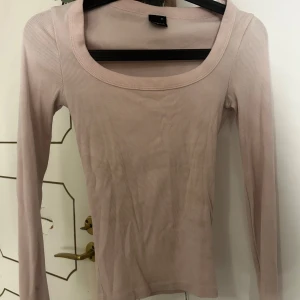 Ljusrosa ribbad långärmad topp från Gina Tricot - Säljer en ljusrosa uringad, långärmad topp från Gina Tricot i ribbat bomullsmaterial. 💓