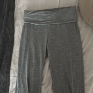 Grå bootcut yogapants - Säljer ett par grå yogapants med bootcut-modell. Byxorna är i mjukt och till viss del stretchigt material, perfekta för en avslappnad stil. Passar dig som gillar bekväma och trendiga byxor. De passar bäst på någon som bär XS.