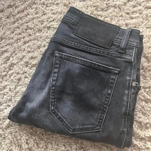 Jacob Cohen Jeans - Jacob Cohën jeans i storlek 33, passar mindre. Perfekt skick Svarta/ Mörkgråa Handgjorda i Italien av italienska tyger🇮🇹