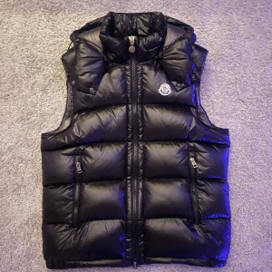 Moncler Bormes - Moncler Bormes, Size 2 (S-M), 9/10, tags medföljer. Köptes begagnad. Vid frågor och funderingar är det bara att höra av sig! 🙌🏻