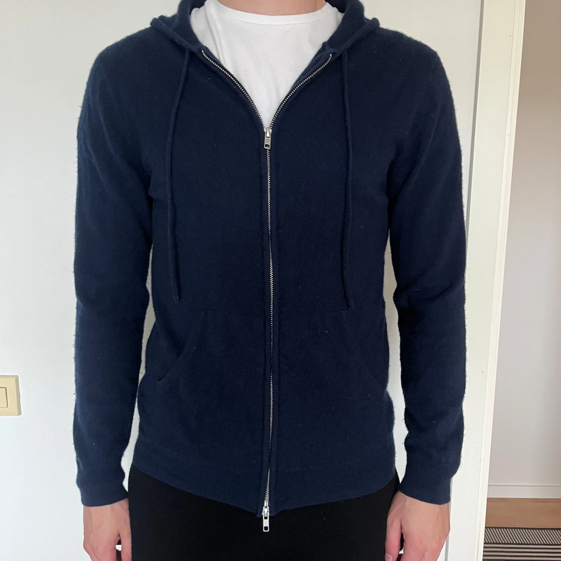 Mörkblå hoodie i kashmir från John Henric