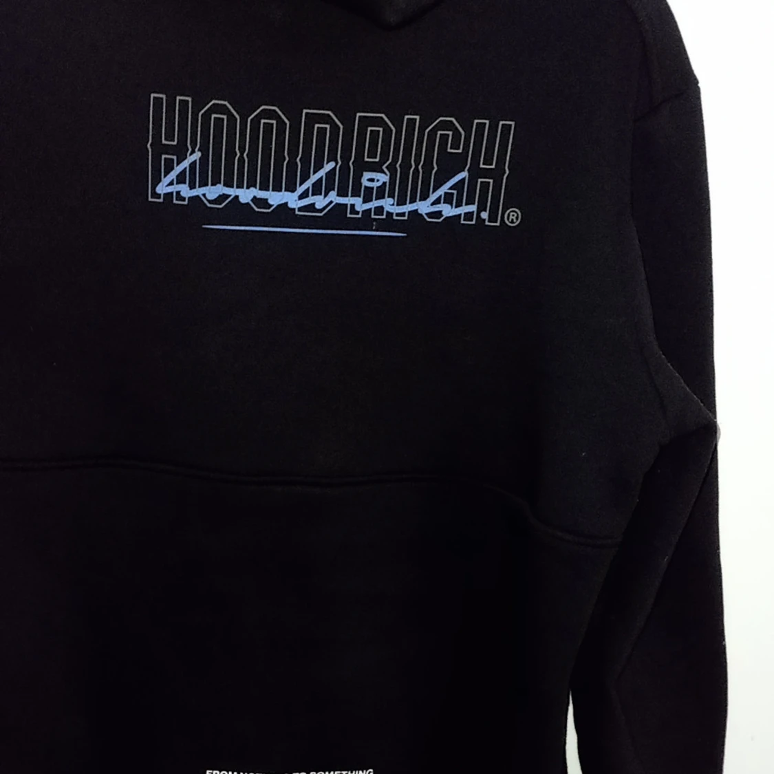 Svart hoodie från Hoodrich med blå detaljer - 2