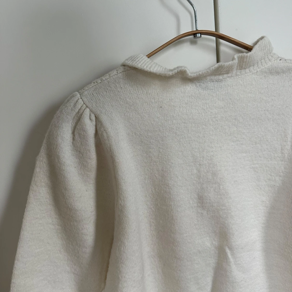 Vit stickad tröja med pärlknappar från Holly & Whyte - 2