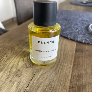 ESSNCE Absolu Vanilla Eau de Parfum - En helt oanvänd essnce parfym. Perfekt för dig som gillar varma, söta ganska peppriga vaniljtoner. Säljer då det inte riktigt är min typ av doft! 💗pris kan diskuteras.