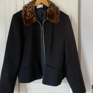 Jacka  - Jacka i lite tjockare kavajmaterial, topp-skick. Sitter supersnyggt