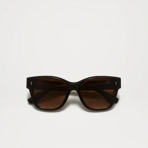 bruna solglasögon från CHIMI - Säljer mina snygga bruna 07:or från chimi! Nypris 1400kr men säljer för endast 600kr, ändring kan ske vid snabb affär!!! Man får med glasögonfordalet till🌸Bågarna är tillverkade i acetat och har diskreta silvriga detaljer vid fronten. Perfekta för en trendig look.