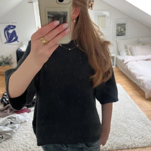 Mörkblå stickad T-shirt från 157 - Mysig mörkblå stickad T-shirt från 157. Xs men stor i storlek så skulle säga att den passar på S och M. Nypris 150kr