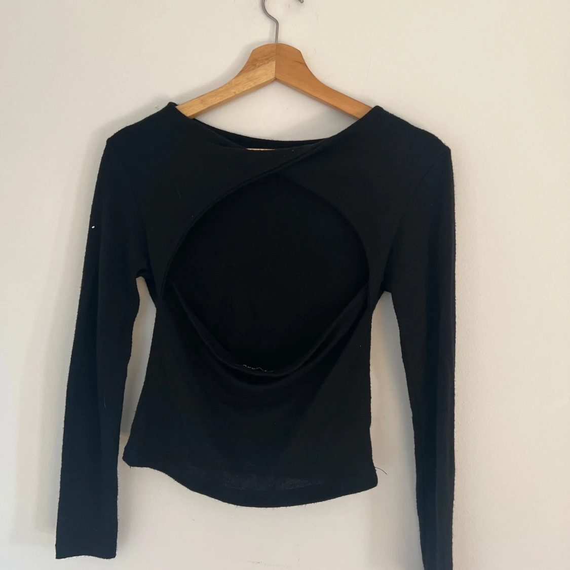 Svart långärmad topp med öppen rygg  - 1