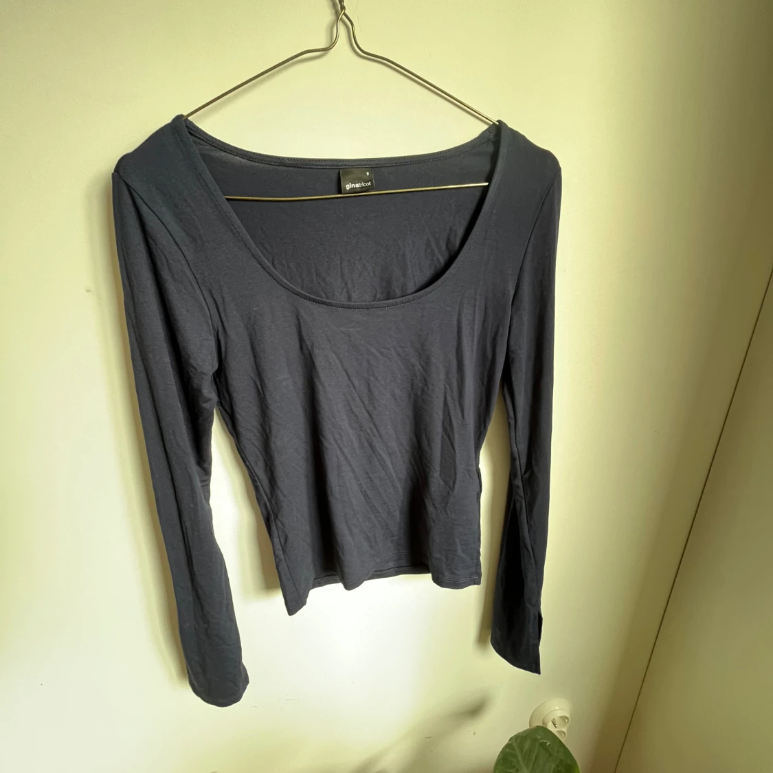 Mörkblå långärmad topp från Gina Tricot - 1