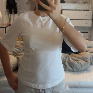Vit t-shirt med kort ärm - Säljer denna t shirten från Gina tricot som sitter tajtare i midjan eftersom jag inte har någon användning för den. Ny pris 280 kr