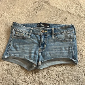 Ljusblå jeansshorts från Hollister - !PRIS GÅR ATT DISKUTERA!Säljer ett par ljusblå  jeansshorts från Hollister med klassisk femficksdesign och låg midja. Shortsen har råa kanter nertill och snygga slitningar på bakfickorna. Perfekta för varma dagar! Använder inte dom längre då jag har många fler jeansshorts🙌🏼💞❤️Supersnygga nu till sommaren och använda ett få antal gånger så de är i mycket bra skick!💞