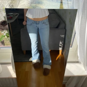 Lågmidjade Ljusblåa Levi’s jeans  - (Förra ägarens bilder) Skitsnygga lågmidjade jeans från levi’s, innerbenslängden är 80 och midjemåttet tvärsöver är 38-39 cm💗Skriv om ni har frågor