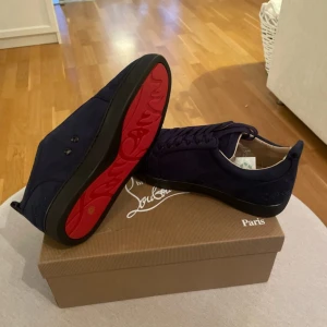 Mörkblå sneakers från Christian Louboutin - Christian Louboutin skor i nyskick.