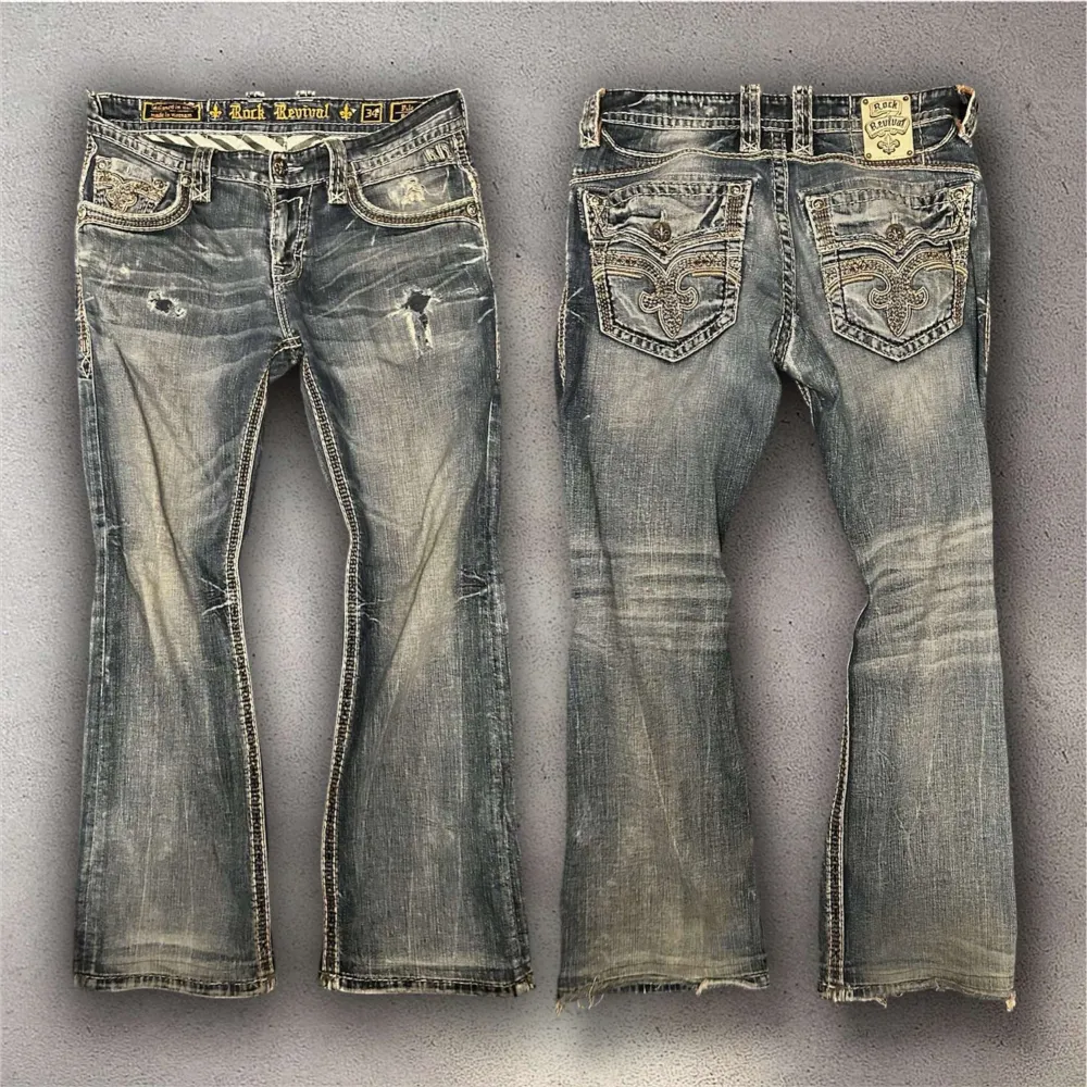 Feta bootcut rocks med lagade slitningar och fetaste broderingen och tvätten jag sett på rocks perfekt passform enligt mig. Farkut & Housut.