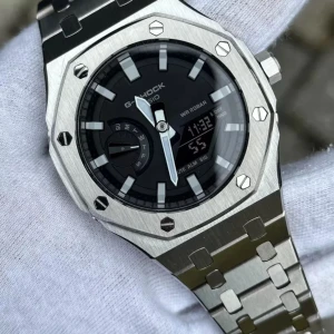 G-Shock Casio herrklocka i silver - Snygg G-Shock herrklocka från Casio med robust boett och armband i silverfärgat rostfritt stål. Klockan har både analog och digital display, markerade index och tydliga visare. Perfekt accessoar för dig som gillar stilren design.