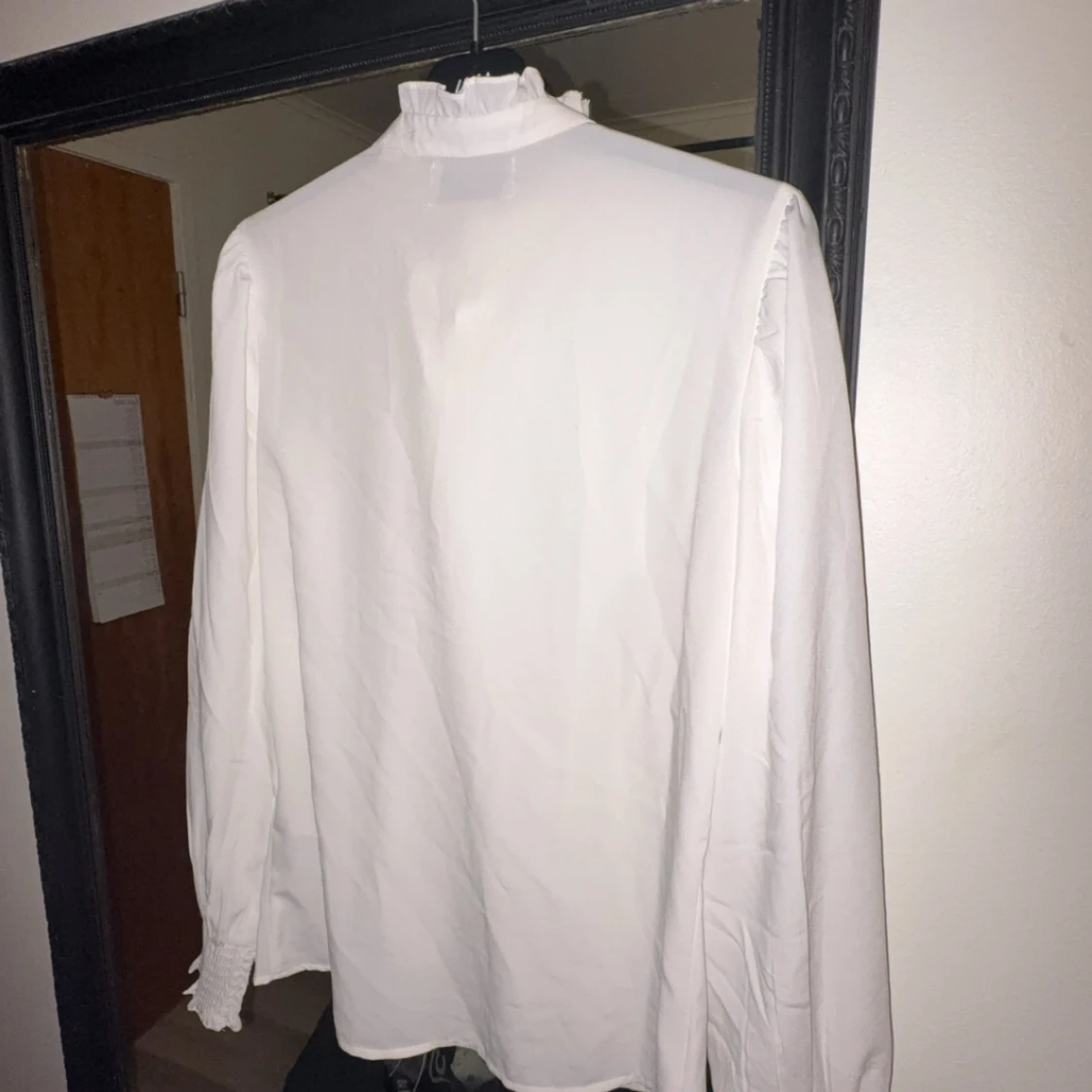 Vit blus med rosett från APT - 1