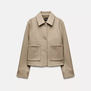 Vårjacka från Zara - Gullig beige jacka från Zara, perfekt som vårjacka! Aldrig använd men har en pytteliten fläck på ryggen (se sista bilden) som var där när jag köpte den, men den går säkert bort med lite vatten och är inget som man tänker på💗