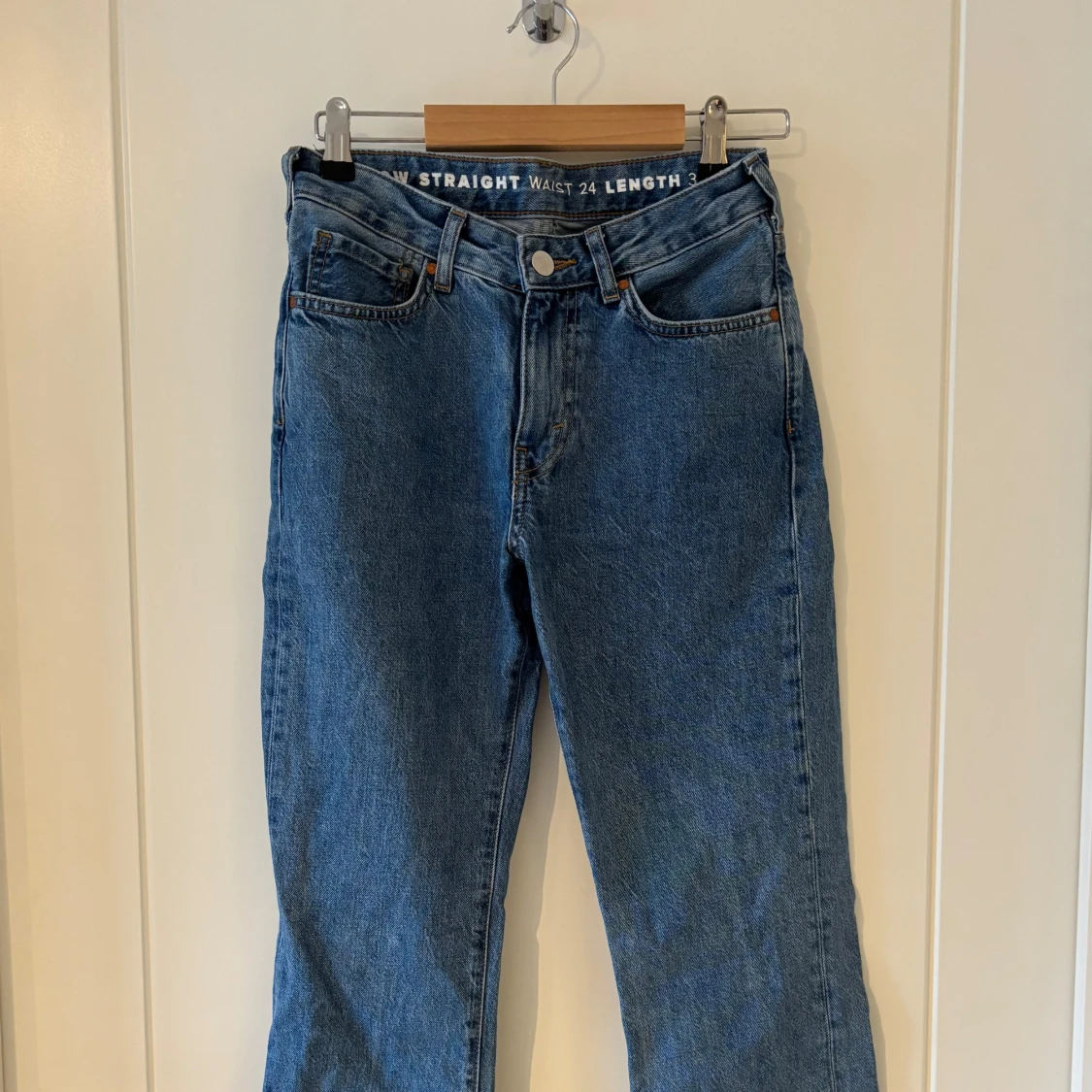 Low straight jeans från bikbok