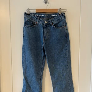 Low straight jeans från bikbok - Säljer ett par raka/baggy jeans från bikbok då de tyvärr är för små för mig! 💕 De har lägre midja och aldrig använda 🥰Långden är 32 och midjan 24! 🫶🏼