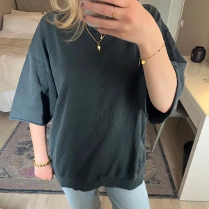 Svart oversized t-shirt🖤 - En svart oversized t-shirt med klassisk rund halsringning. T-shirten har korta ärmar och är tillverkad i ett mjukt material. Perfekt för en avslappnad och trendig look. Säljer då den är lite för oversized för mig men skitcool!🖤🖤