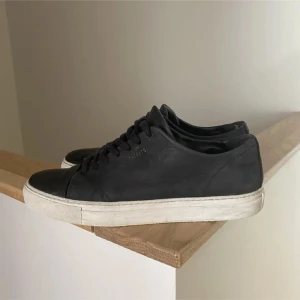 Axel Arigato sneakers - Stilrena Axel Arigato sneakers i rätt så bra skick förutom lite sliten i ena hälen. Det bortslitna på tån är inget man märker när man använder de. Nypris ca 2500kr. Pris diskuterbart vid snabb affär 