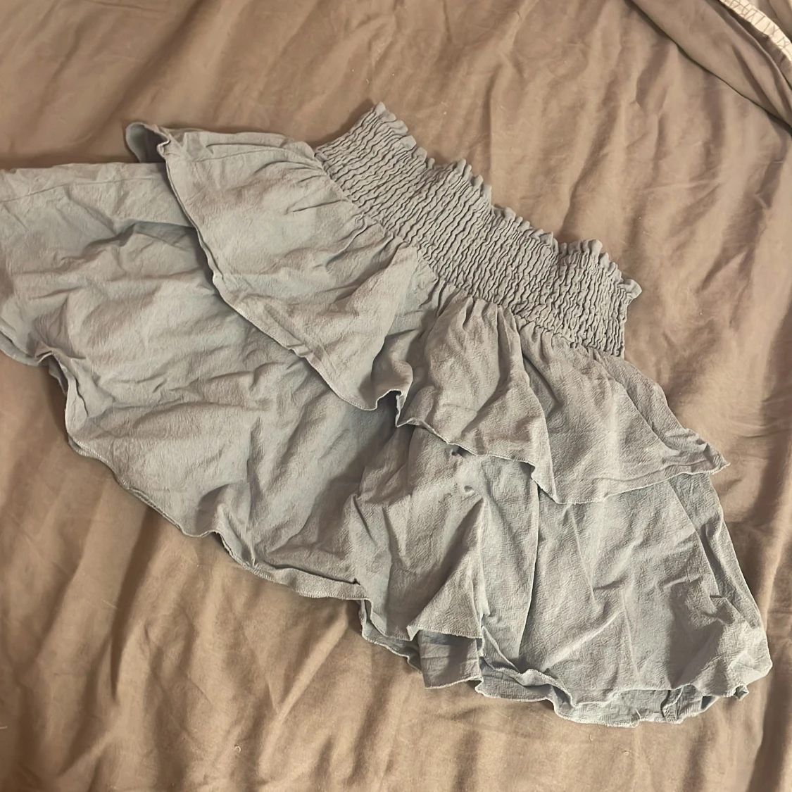 Ljusgrå volangkjol med smock