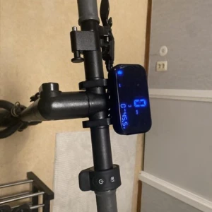 Varans namn NAVEE N65 - 500 watt åker 25-32 km kan bära upp till 120-150 kommer med starck lampa räckvidd 65-70 km när man åker den det skakas inte allt är tajt det är stark även om du åker upp från backe med 1 batteri kvar det kan bära dig så lätt du kommer tycka du flyger .
