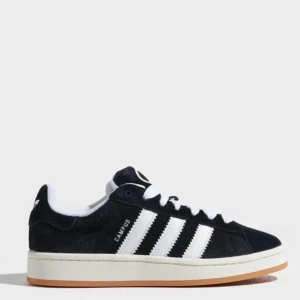 Svarta Adidas Campus sneakers - Snygga svarta Adidas Campus sneakers i storlek 38 med vita detaljer och klassiska tre ränder på sidan. Skorna har en bekväm gummisula och är perfekta för en avslappnad stil. De är tillverkade i mocka och har snörning för en säker passform.