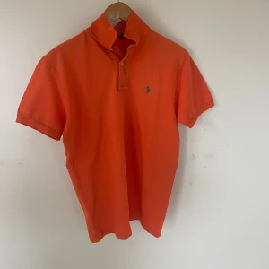 Orange pikétröja från Polo Ralph Lauren - Tjena säljer nu ett stort paket av ralp lauren pikés, en av dem denna snygga orange! Den har inga defekter och är i stoleken S, hör av dig vid fundering eller fråga!💫
