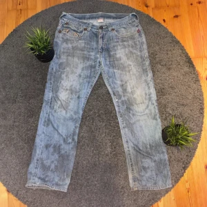 Baggy true religion - Stora true religion byxor väldigt baggy. Ifall om någon har frågor är det bara att skriva. Inga orealistiska bud. Fråga om mått. 