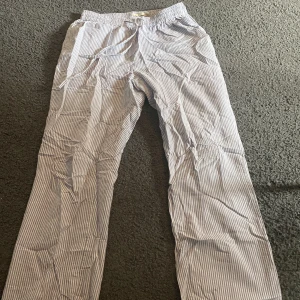 Linnebyxor  - Blå/ vit randiga linnebyxor från Lager 157. Storlek XS och säljs då de är förkorta för mig (168 cm). 