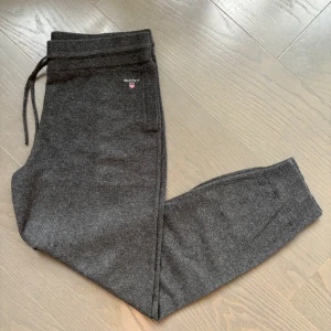  GANT Cashmere Gray Pants - Säljer ett par knappt använda GANT Cashmere Gray Pants i storlek Large