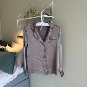 Satin skjorta och pyjamasbyxor - OANVÄND - Säljer ett par beige satinbyxor från Primark i storlek 2XS. (Byxorna har rak passform och resår i midjan). Köpt i London och säljer då de inte passade (helt oanvända annars). Skulle säga att storleken är mer som en xs/s. 💕🌟