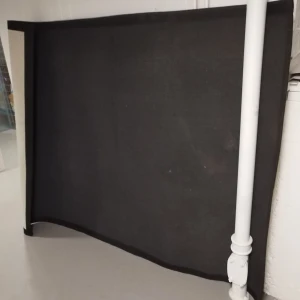 Heltäckningsmatta i svartbrunvit färg - Heltäckningsmatta till köket 160 (H) X 240 (L);dubbelsidig,svartbrunvit.På insidan mattan är mestadels i svart färg med lite bruna inslag.Mattan är i hel skick, jättelite används!Enstaka småfläckar som går lätt att tas bort.Mattan ligger i källare.Lätt att tvätta och bevara.Upphämtning sker direkt på plats och kunden ansvarar för transporten. Kan skickas som paket eller liknande!