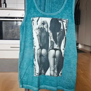 Festival Linne - Använt på festivaler 2-3 ggr. Inga hål eller annat slitage. Väldigt luftig och skön! Grön blå I färgen. 